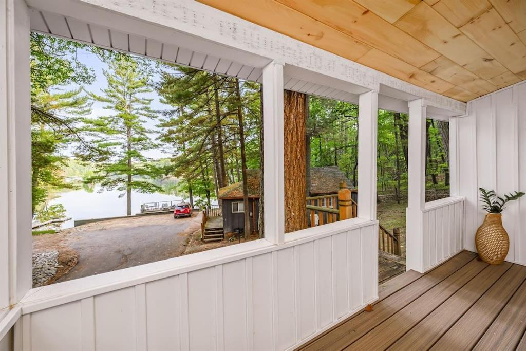 Arbutus Lake 3 Bedroom Cottage 特拉弗斯城 外观 照片